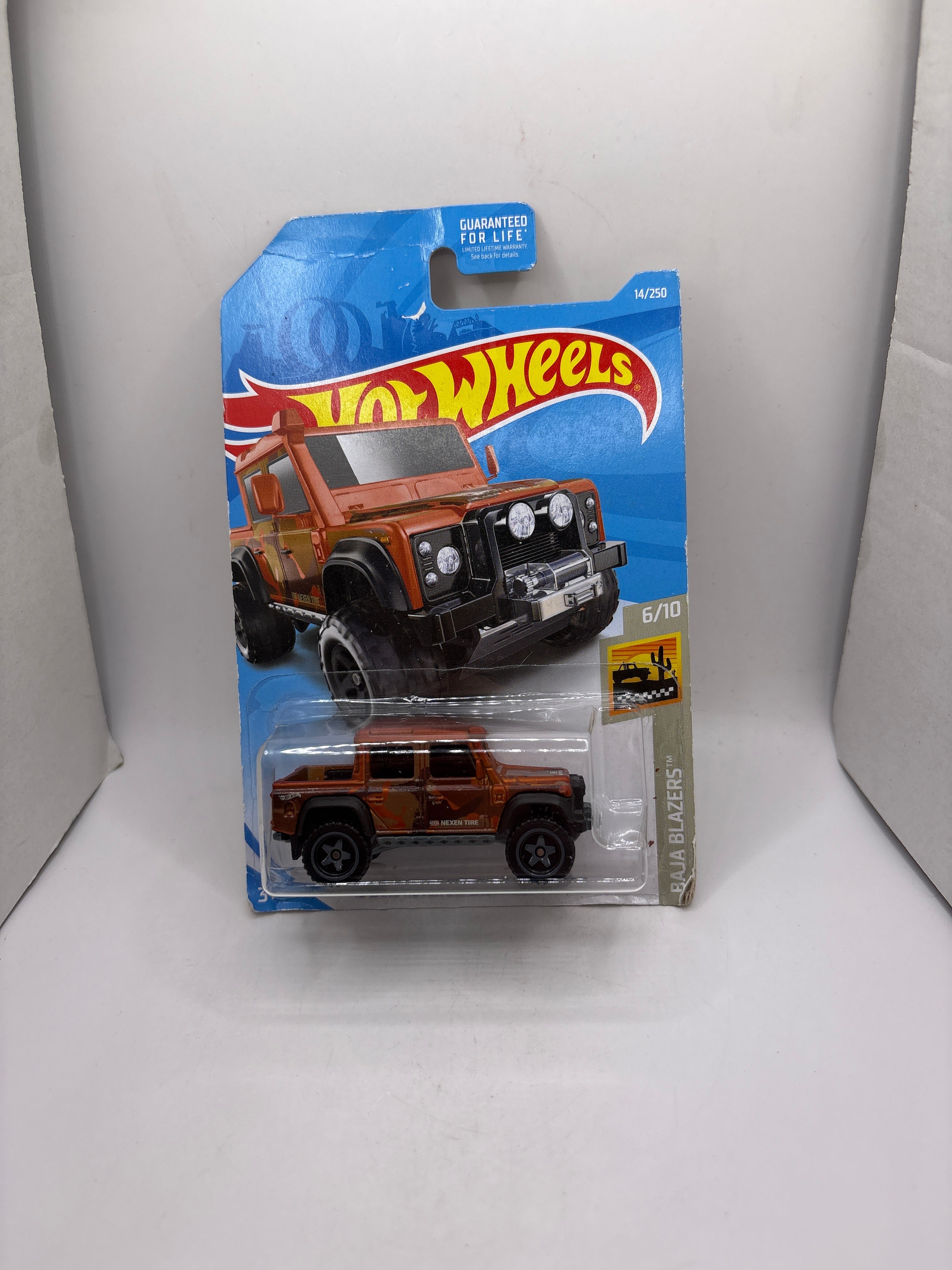 Hot Wheels 15 Land Rover Defender Double Cab Diecast orange