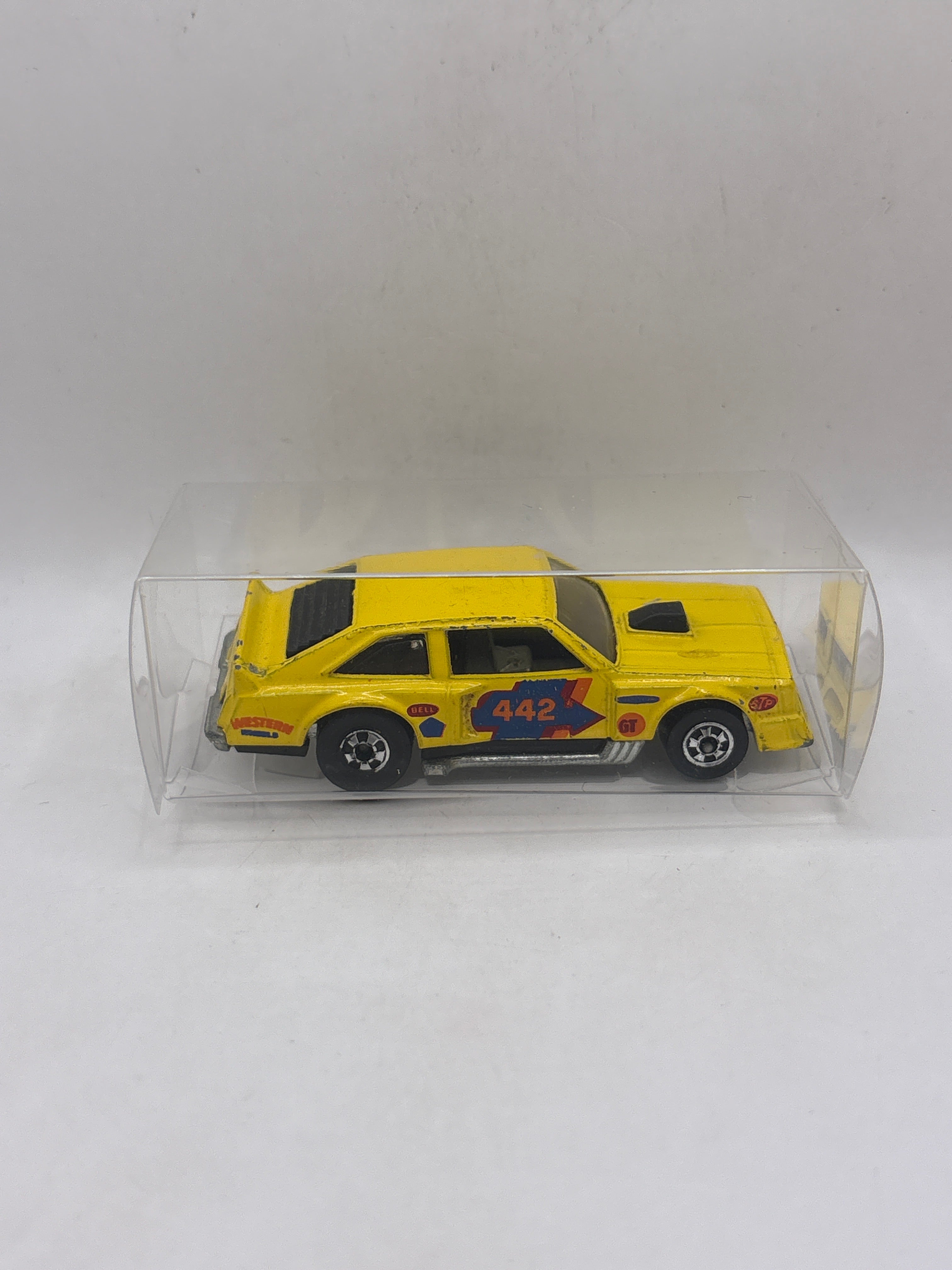 Hot Wheels Flat Out 442 Diecast yellow