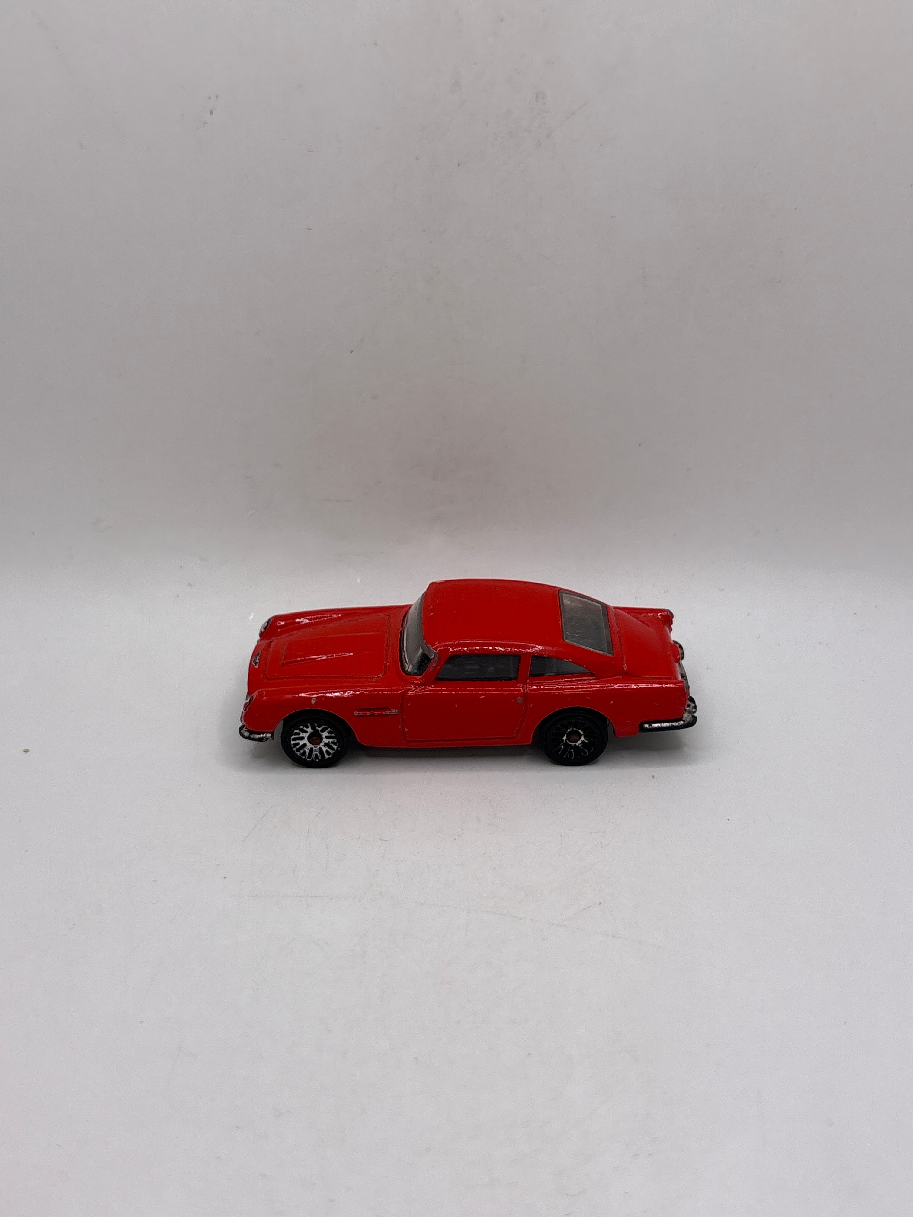 Hot Wheels Aston Martin 1963 DB5 Diecast red